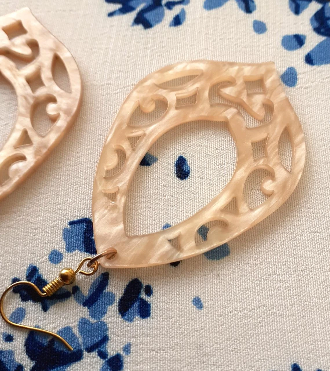 pendientes colgantes barrocos beige de resina – photo 2